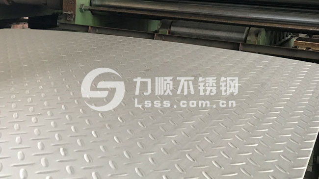 熱軋304花紋板,扁豆型花紋板,整平后表面平整度好